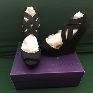 🆕 Madden Girl Black Strappy 5in Wedge Heel